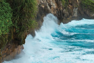Dalgalar sıçramasına karşı taş