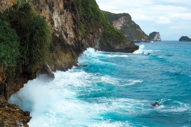 Dalgalar sıçramasına karşı taş