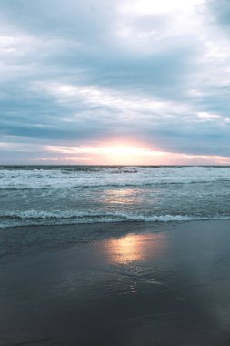 dalgalar deniz ve gün batımı gökyüzü