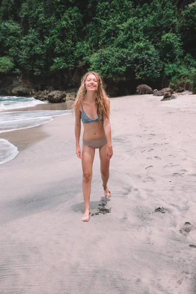 Chica rubia en la playa, palmeras en el fondo, Indonesia, Bali —  Fotos de Stock