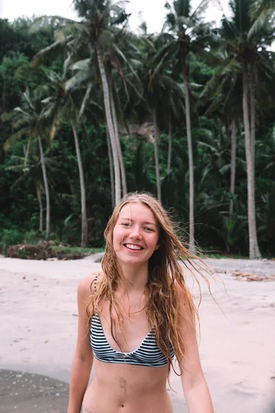 Blonde haare mädchen am strand, palmen im hintergrund, indonesien, bali — Stockfoto