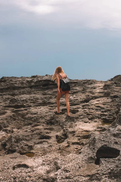 Chica joven está subiendo en la roca, Indonesia — Foto de Stock