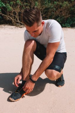 Hint Okyanusu, Endonezya, Bali kıyısında genç kas atlet trenler