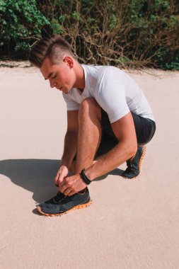 Hint Okyanusu, Endonezya, Bali kıyısında genç kas atlet trenler