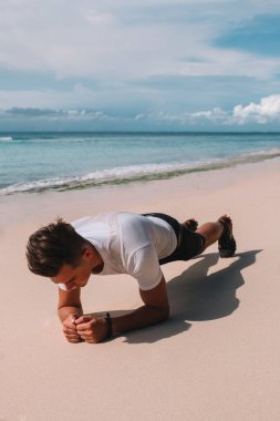 Hint Okyanusu, Endonezya, Bali kıyısında genç kas atlet trenler