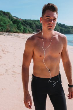 Genç atlet trenler beach Hint Okyanusu, Endonezya, Bali kas