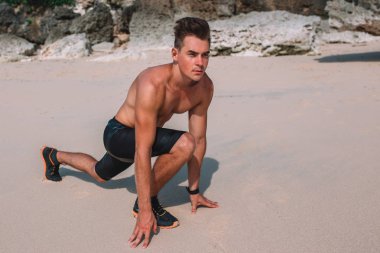 Genç atlet trenler beach Hint Okyanusu, Endonezya, Bali kas