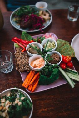Lezzetli vejetaryen gıda üzerine plaka üzerinde ahşap masa