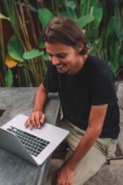 dizüstü bilgisayar kullanan mutlu adam