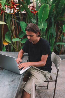 dizüstü bilgisayar kullanan adam