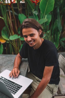 dizüstü bilgisayar kullanan mutlu adam
