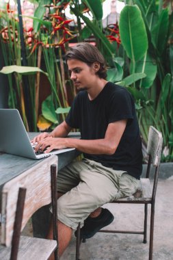 dizüstü bilgisayar kullanan adam