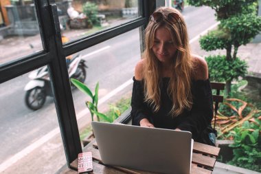 Dizüstü bilgisayar kullanan genç kadın