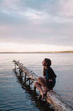 Göl, Rusya, Ural yakınındaki ormanda genç genç güzel kız