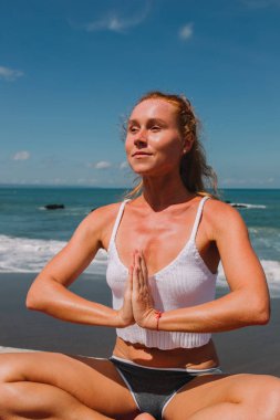 Pratik Yoga beach, Endonezya, Bali genç Kızıl saçlı kız