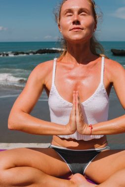Pratik Yoga beach, Endonezya, Bali genç Kızıl saçlı kız