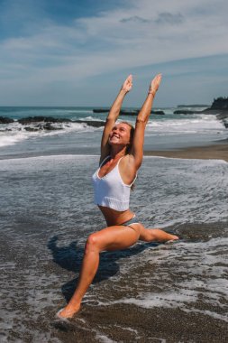 Pratik Yoga beach, Endonezya, Bali genç Kızıl saçlı kız