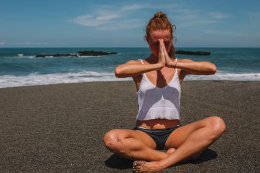 Pratik Yoga beach, Endonezya, Bali genç Kızıl saçlı kız