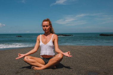 Pratik Yoga beach, Endonezya, Bali genç Kızıl saçlı kız