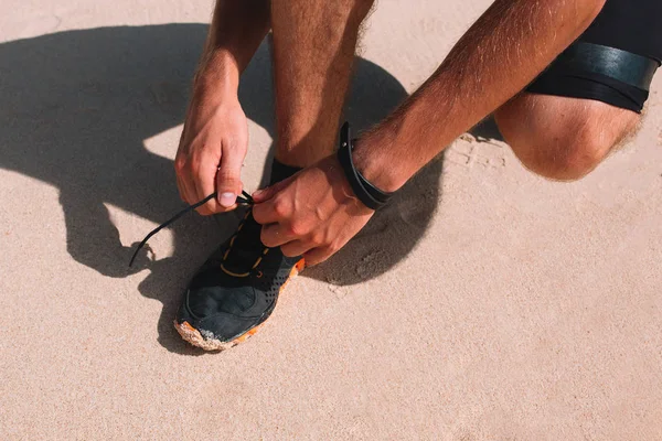 Hint Okyanusu, Endonezya, Bali kıyısında genç kas atlet trenler