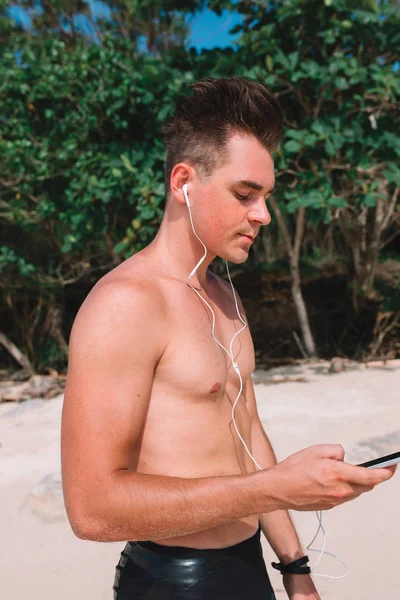 Hint Okyanusu, Endonezya, Bali kıyısında genç kas atlet trenler