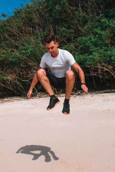 Hint Okyanusu, Endonezya, Bali kıyısında genç kas atlet trenler