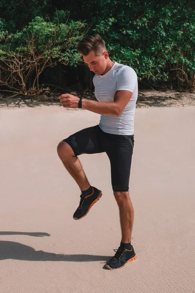 Hint Okyanusu, Endonezya, Bali kıyısında genç kas atlet trenler