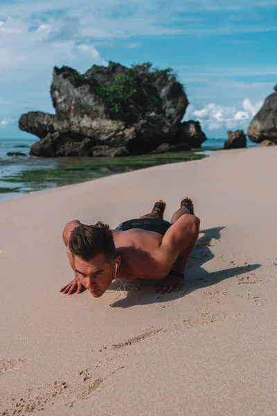 Genç atlet trenler beach Hint Okyanusu, Endonezya, Bali kas