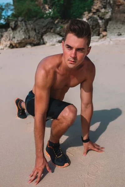 Genç atlet trenler beach Hint Okyanusu, Endonezya, Bali kas