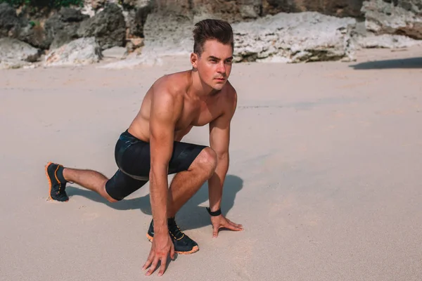 Genç atlet trenler beach Hint Okyanusu, Endonezya, Bali kas