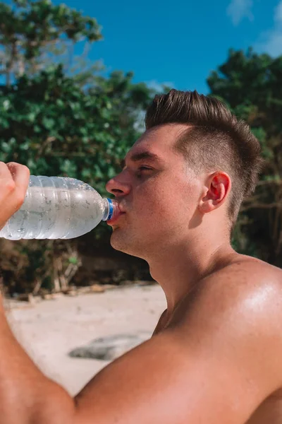 Genç atlet trenler beach Hint Okyanusu, Endonezya, Bali kas