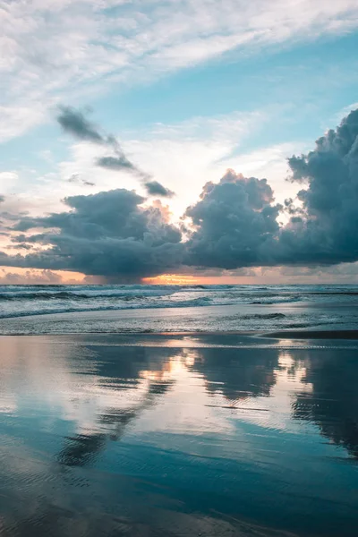 Pitoresk sunset beach Hint Okyanusu, Endonezya, Bali