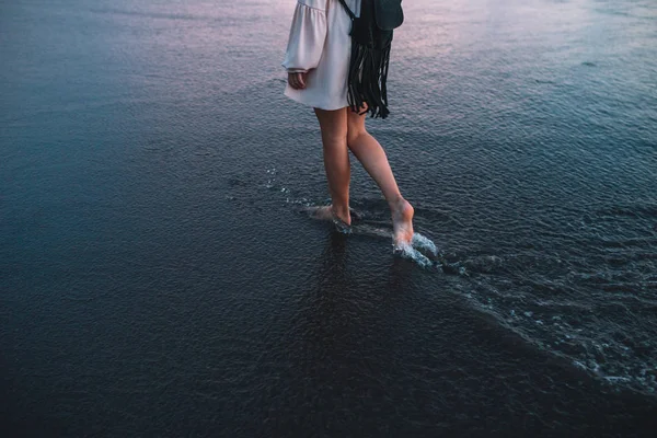 Sahilde günbatımı, Endonezya, Bali sırasında pembe elbiseli sarışın kız