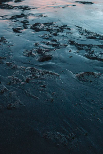 Gros plan sur le sable mouillé au coucher du soleil, Indonésie, Bali — Photo