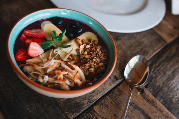 Lezzetli vejetaryen gıda üzerine plaka üzerinde ahşap masa