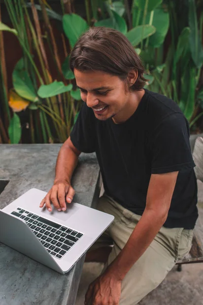 dizüstü bilgisayar kullanan mutlu adam