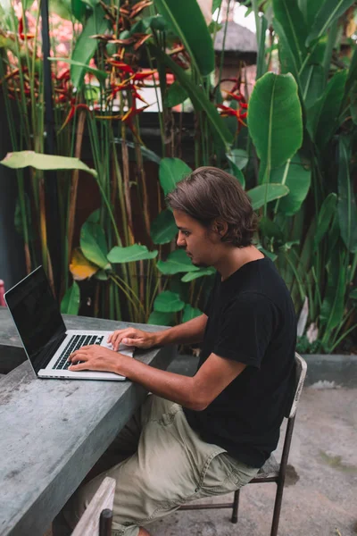 dizüstü bilgisayar kullanan adam