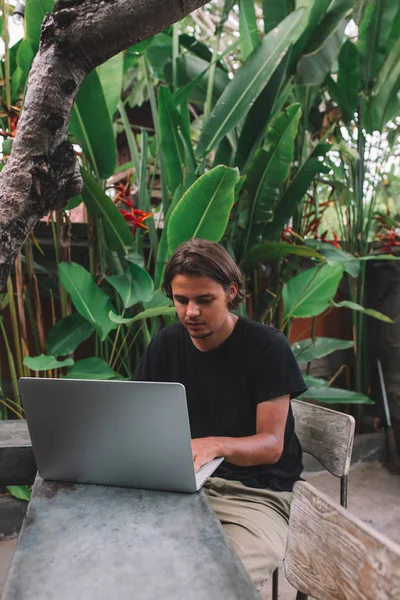 dizüstü bilgisayar kullanan adam