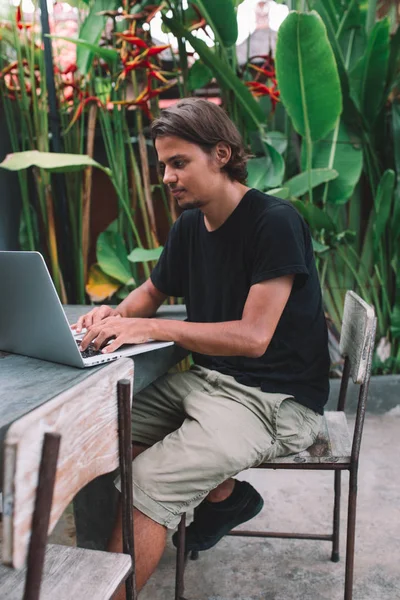 dizüstü bilgisayar kullanan adam