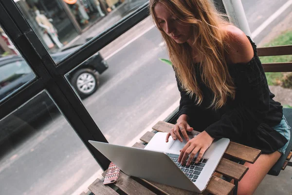 Dizüstü bilgisayar kullanan genç kadın