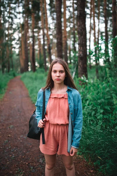 호수, 러시아 우랄 근처 숲에서 젊은 10 대 아름 다운 소녀 — 스톡 사진