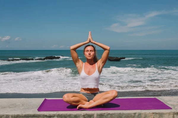 Pratik Yoga beach, Endonezya, Bali genç Kızıl saçlı kız