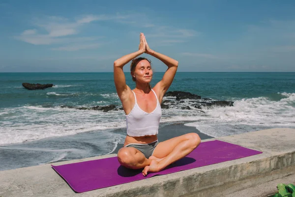 Pratik Yoga beach, Endonezya, Bali genç Kızıl saçlı kız