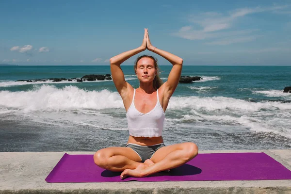 Pratik Yoga beach, Endonezya, Bali genç Kızıl saçlı kız