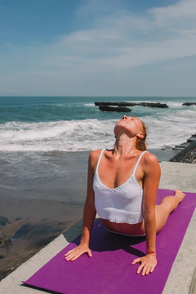 Pratik Yoga beach, Endonezya, Bali genç Kızıl saçlı kız