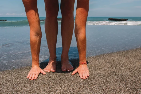 Joven pelirroja practicando yoga en la playa, Indonesia, Bali — Foto de Stock