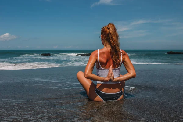 Joven pelirroja practicando yoga en la playa, Indonesia, Bali —  Fotos de Stock