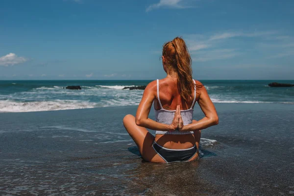 Pratik Yoga beach, Endonezya, Bali genç Kızıl saçlı kız