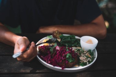 adam yeme vejetaryen salata