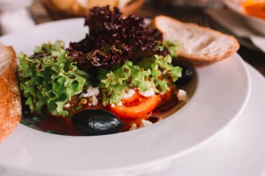 Plaka üzerinde artalanları sağlıklı salata ile ekmek